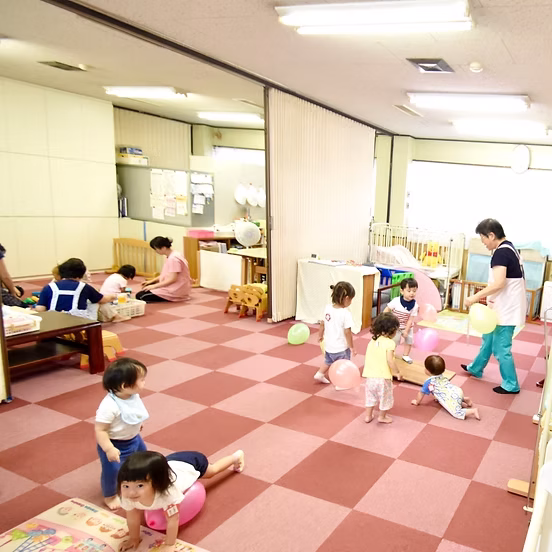0〜1歳児向けの柔らかい床と安心感のある保育スペース