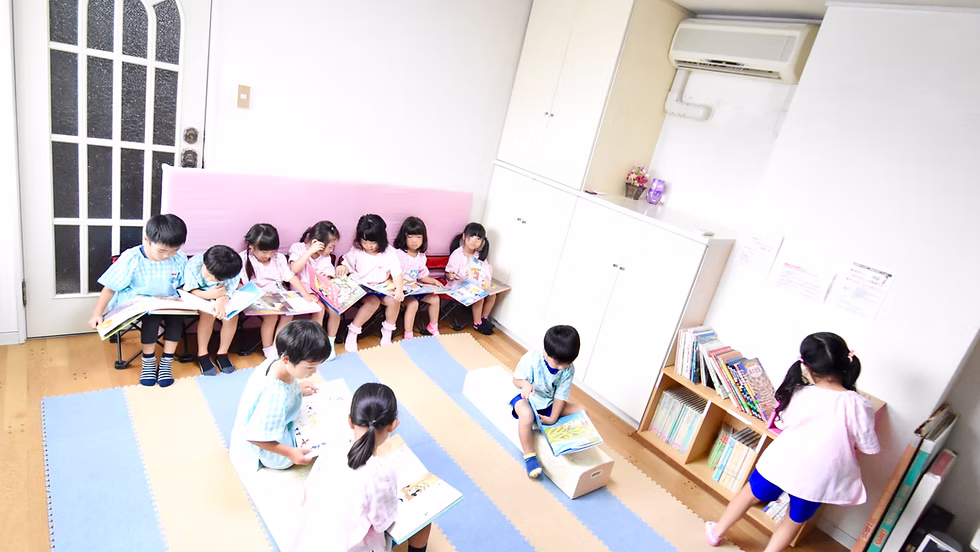 絵本棚が並ぶ、落ち着いた雰囲気の静かな保育室