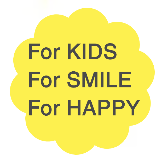 「For KIDS」「For SMILE」「For HAPPY」と書かれた黄色の花形バッジ。子どもの笑顔と幸せを願う、すずらん幼児園の理念を表したデザイン。